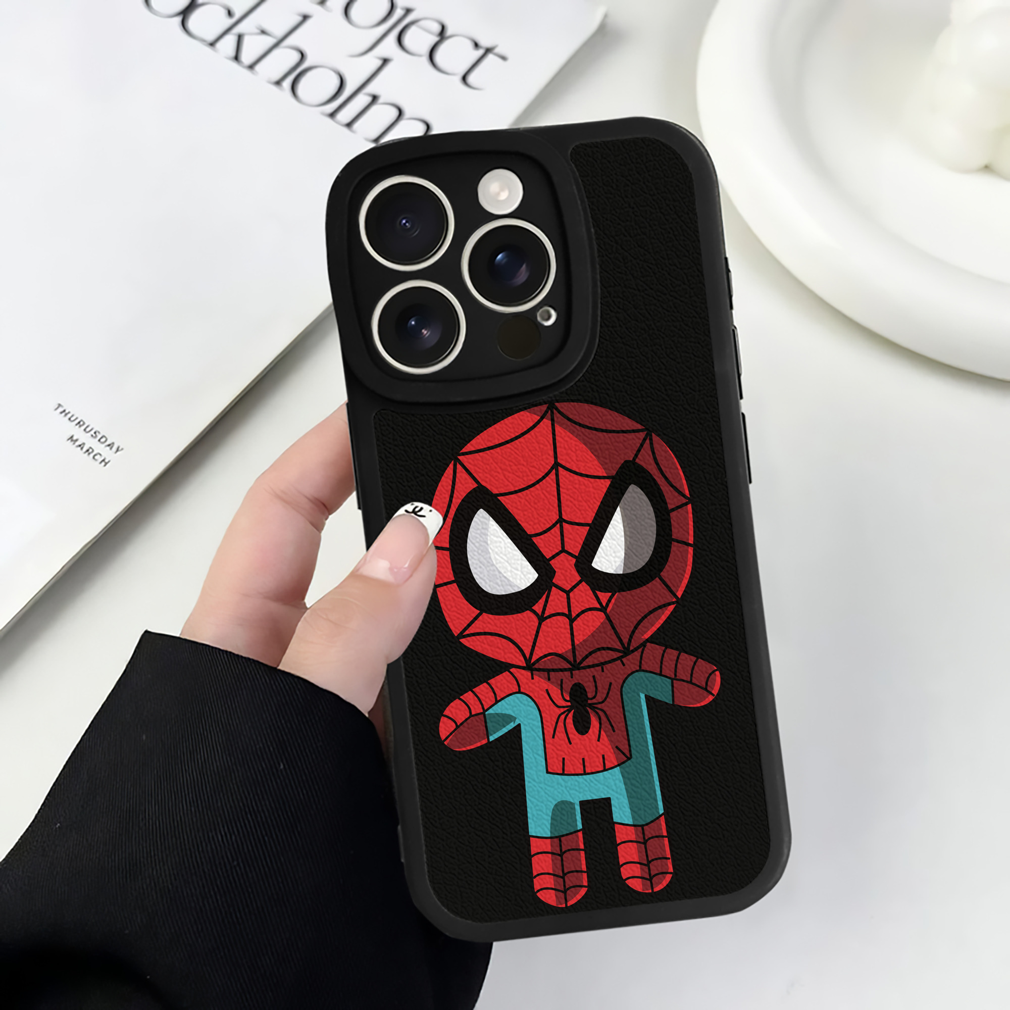 （画像用） アベンジャーズ The Avengers 【iPhone 16シリーズ対応】シリコンスマホケース（レザー調） 材質：シリコン